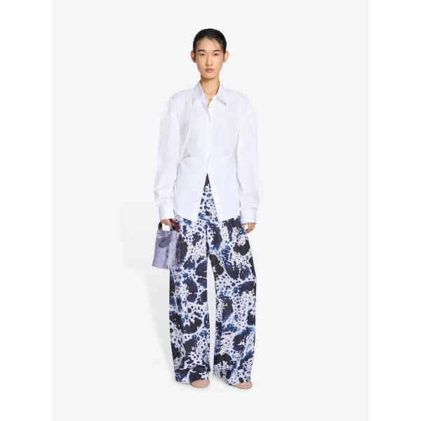 in cotton poplin. Can be worn closed all the way down or styled halfway buttoned.