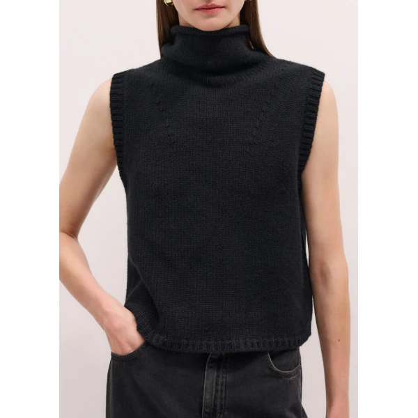 Me + Em Straight Crop Vest – luxury British Black in Me and Em exclusively at Luxury Shoes 