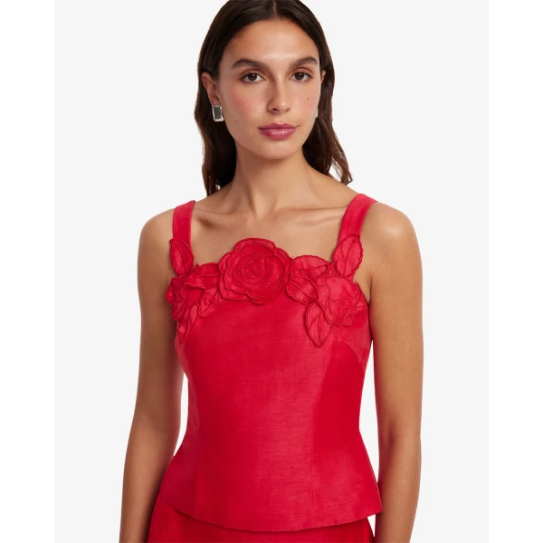 Reverse sweetheart neckline