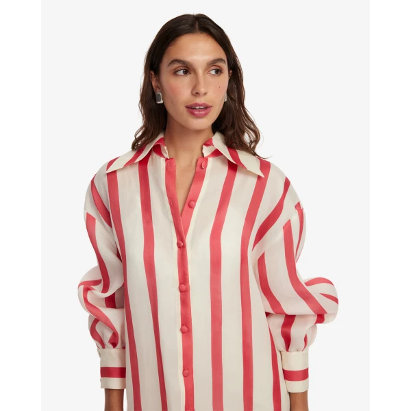 Exaggerated collar neckline
