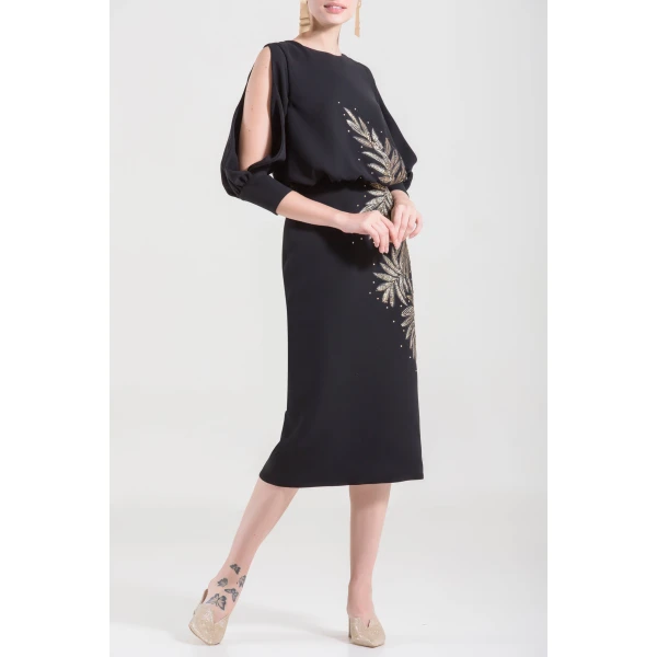 Short Straight Dress With Short Sleeves And Embroidery On The Side - Image 5