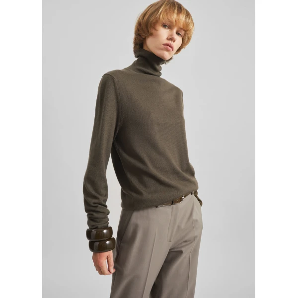 The Frankie Shop Eve Thin Turtleneck Sweater - Olive - Oversized Minimalist Knitwear in Green - Shop at Luxury Shoes 