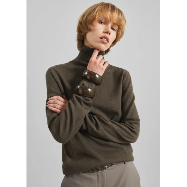 The Frankie Shop Eve Thin Turtleneck Sweater - Olive - Oversized Minimalist Knitwear in Green - Shop at Luxury Shoes 