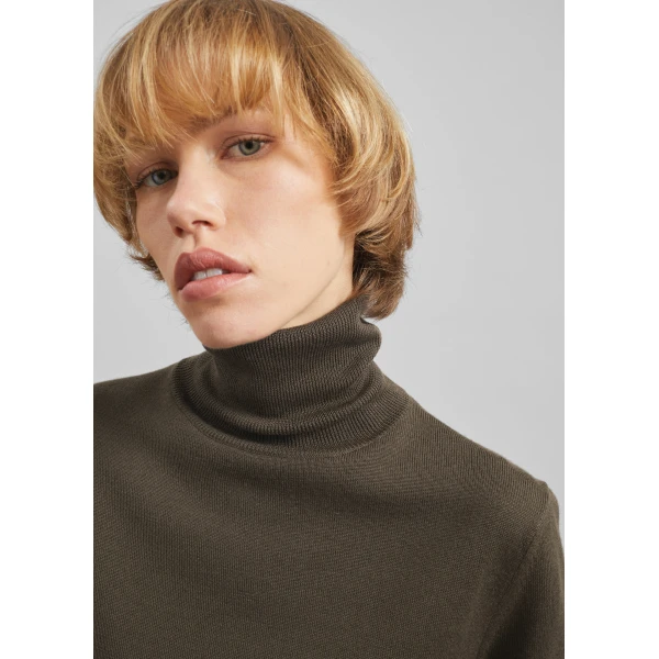 The Frankie Shop Eve Thin Turtleneck Sweater - Olive - Oversized Minimalist Knitwear in Green - Shop at Luxury Shoes 