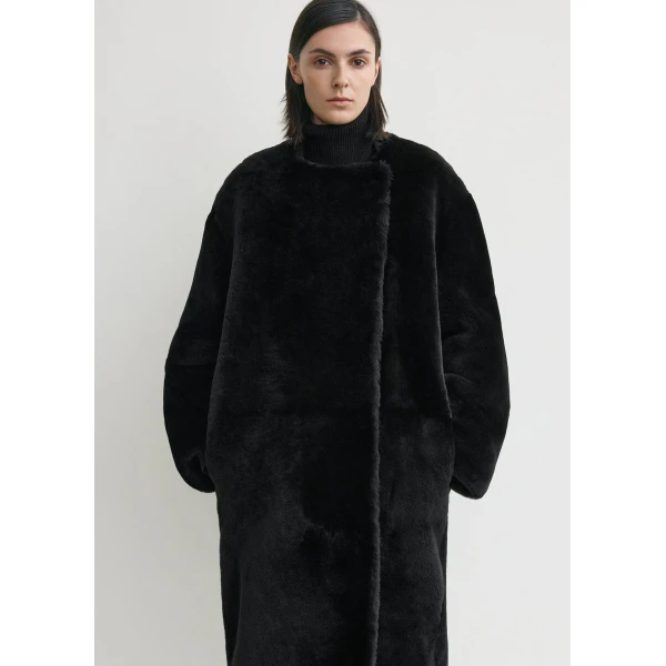 Totême Collarless Shearling Coat Black - Coats - Scandinavian Minimalist Luxury at Luxury Shoes 