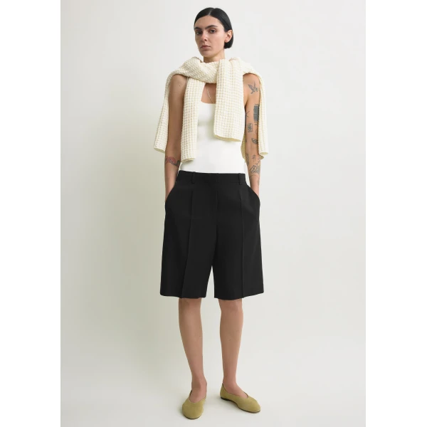 Totême Wide Fluid Shorts Black - Shorts - Scandinavian Minimalist Luxury at Luxury Shoes 