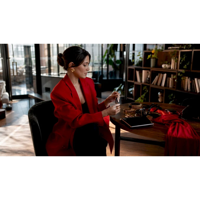 Donna che sceglie un look d’effetto dal carattere deciso