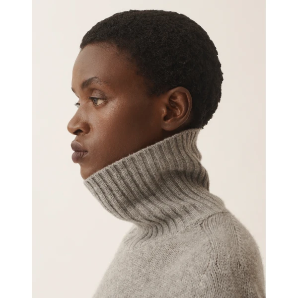 Cashmere Turtleneck Sweater in Grey - Image 5