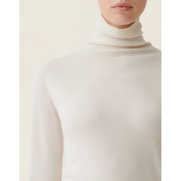 Turtleneck Cashmere and Silk Sweater in Raffia - Image 5