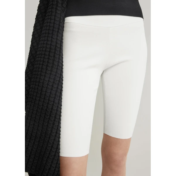 Totême Capri knit shorts in Off-white - Shorts - Scandinavian Minimalist Luxury at Luxury Shoes 