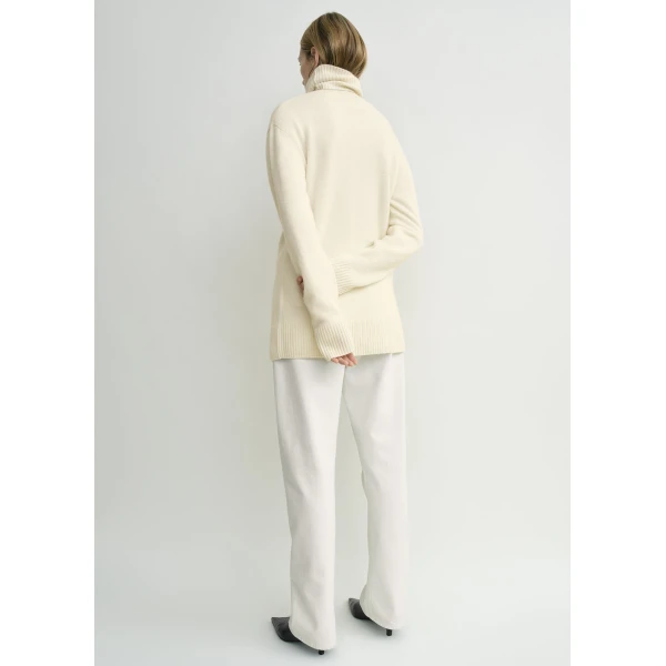 Totême Cashmere turtleneck in Ecru - Knitwear - Scandinavian Minimalist Luxury at Luxury Shoes 