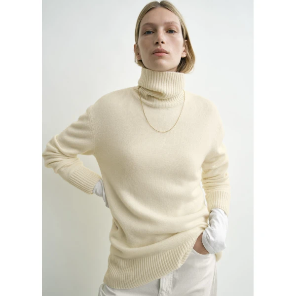 Totême Cashmere turtleneck in Ecru - Knitwear - Scandinavian Minimalist Luxury at Luxury Shoes 