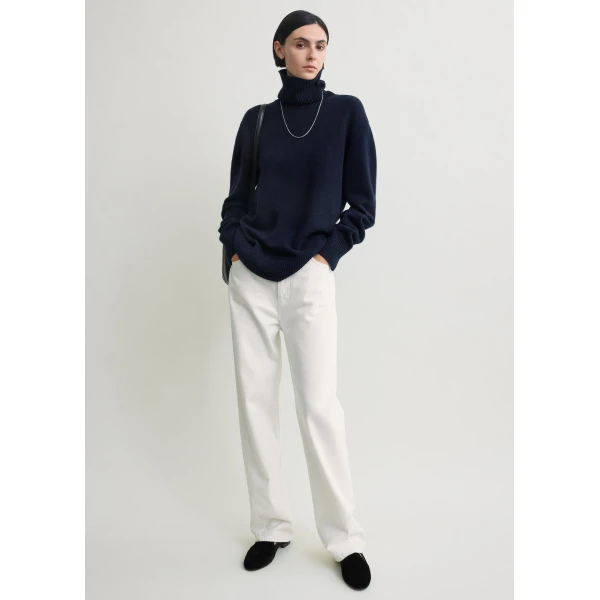 Totême Cashmere turtleneck in Navy - Knitwear - Scandinavian Minimalist Luxury at Luxury Shoes 