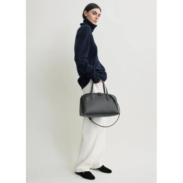 Totême Cashmere turtleneck in Navy - Knitwear - Scandinavian Minimalist Luxury at Luxury Shoes 