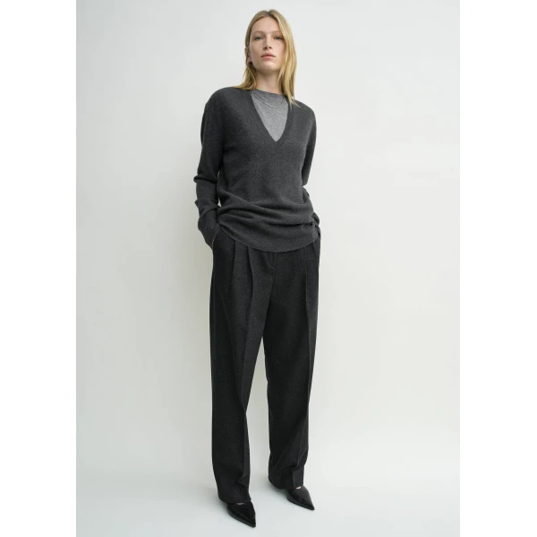 Totême Cashmere v-neck knit charcoal in Charcoal melange - Knitwear - Scandinavian Minimalist Luxury at Luxury Shoes 