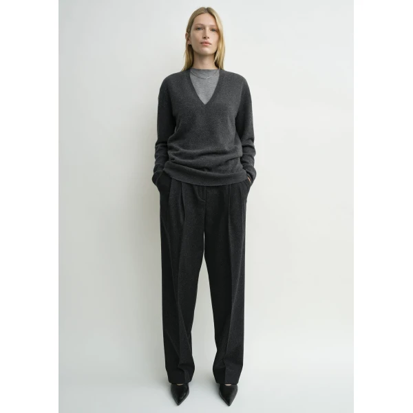 Totême Cashmere v-neck knit charcoal in Charcoal melange - Knitwear - Scandinavian Minimalist Luxury at Luxury Shoes 