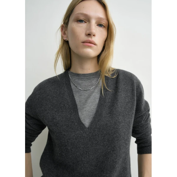 Totême Cashmere v-neck knit charcoal in Charcoal melange - Knitwear - Scandinavian Minimalist Luxury at Luxury Shoes 
