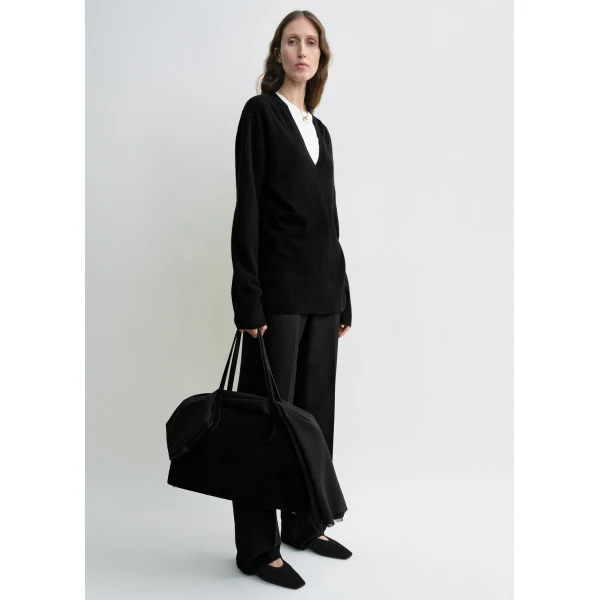 Totême Cashmere v-neck knit in Black - Knitwear - Scandinavian Minimalist Luxury at Luxury Shoes 
