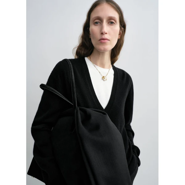 Totême Cashmere v-neck knit in Black - Knitwear - Scandinavian Minimalist Luxury at Luxury Shoes 