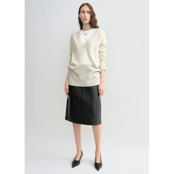 Totême Cashmere v-neck knit in Ecru - Knitwear - Scandinavian Minimalist Luxury at Luxury Shoes 