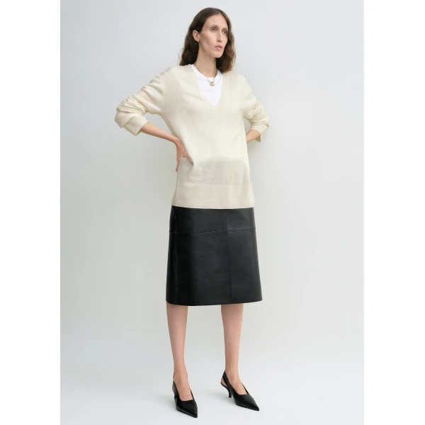 Totême Cashmere v-neck knit in Ecru - Knitwear - Scandinavian Minimalist Luxury at Luxury Shoes 