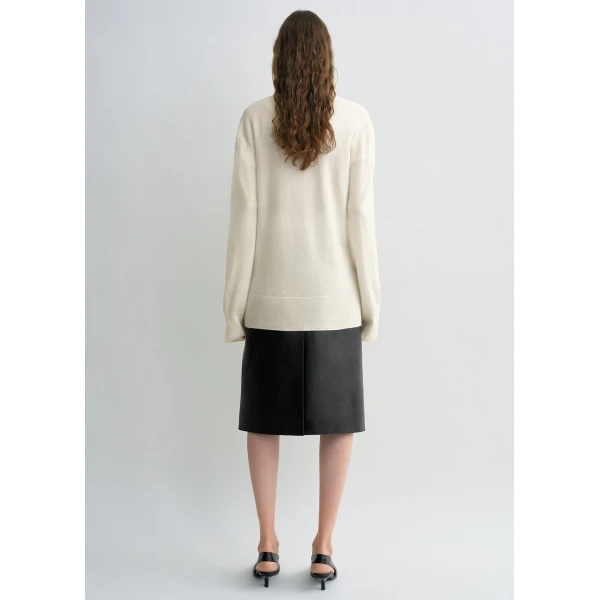 Totême Cashmere v-neck knit in Ecru - Knitwear - Scandinavian Minimalist Luxury at Luxury Shoes 