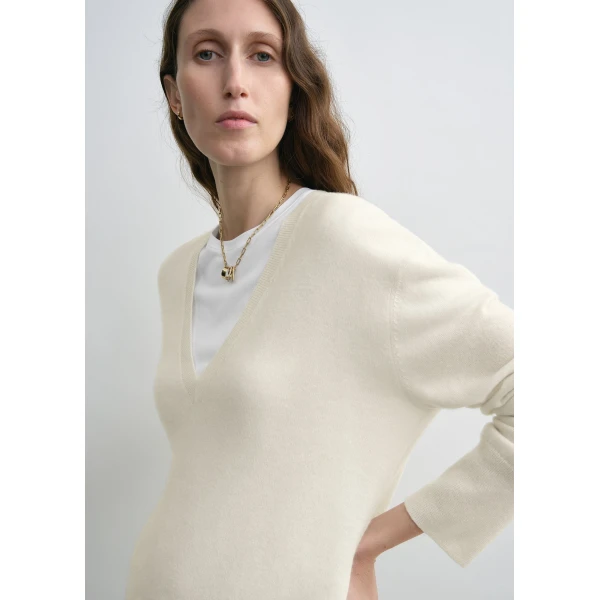 Totême Cashmere v-neck knit in Ecru - Knitwear - Scandinavian Minimalist Luxury at Luxury Shoes 