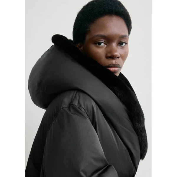 Totême Cinched puffer jacket in Black - Jackets - Scandinavian Minimalist Luxury at Luxury Shoes 