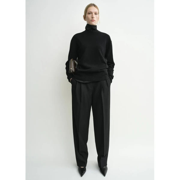 Totême Classic cashmere crew knit in Black - Knitwear - Scandinavian Minimalist Luxury at Luxury Shoes 