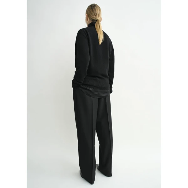Totême Classic cashmere crew knit in Black - Knitwear - Scandinavian Minimalist Luxury at Luxury Shoes 
