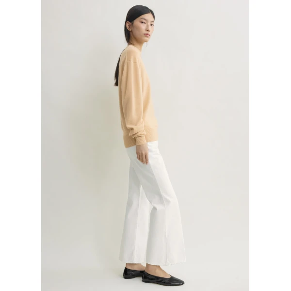 Totême Classic cashmere crew knit in Pale apricot - Knitwear - Scandinavian Minimalist Luxury at Luxury Shoes 