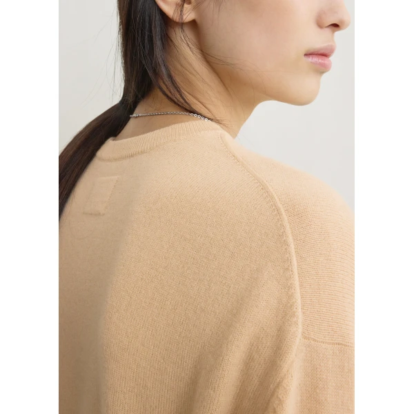 Totême Classic cashmere crew knit in Pale apricot - Knitwear - Scandinavian Minimalist Luxury at Luxury Shoes 
