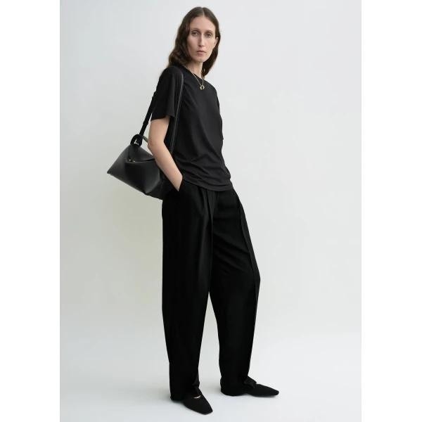 Totême Classic tee in Black - Tops - Scandinavian Minimalist Luxury at Luxury Shoes 
