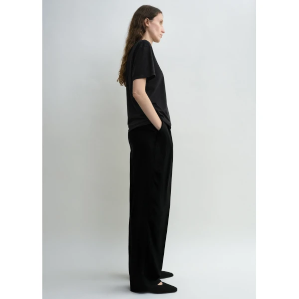 Totême Classic tee in Black - Tops - Scandinavian Minimalist Luxury at Luxury Shoes 