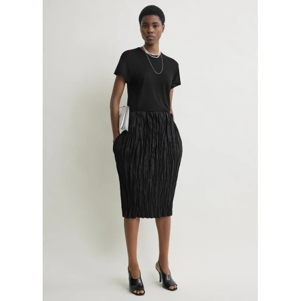Totême Crinkled linen skirt in Black - Skirts - Scandinavian Minimalist Luxury at Luxury Shoes 