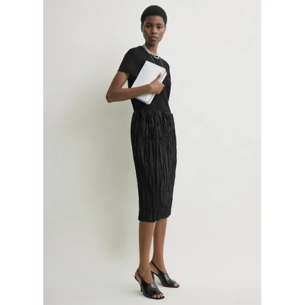 Totême Crinkled linen skirt in Black - Skirts - Scandinavian Minimalist Luxury at Luxury Shoes 
