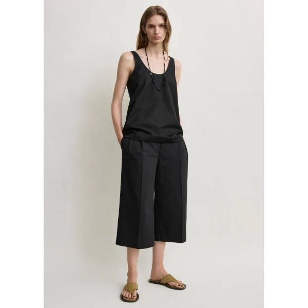 Totême Cropped trousers in Black - Pants - Scandinavian Minimalist Luxury at Luxury Shoes 