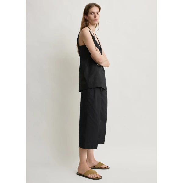 Totême Cropped trousers in Black - Pants - Scandinavian Minimalist Luxury at Luxury Shoes 