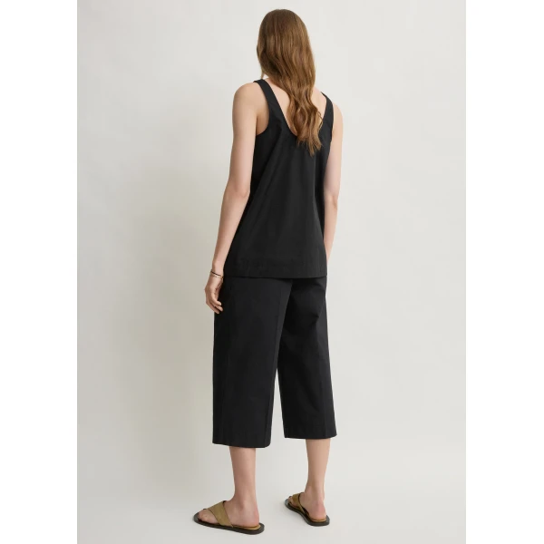 Totême Cropped trousers in Black - Pants - Scandinavian Minimalist Luxury at Luxury Shoes 