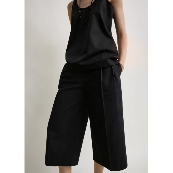Totême Cropped trousers in Black - Pants - Scandinavian Minimalist Luxury at Luxury Shoes 