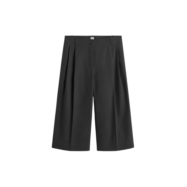 Totême Cropped trousers in Black - Pants - Scandinavian Minimalist Luxury at Luxury Shoes 