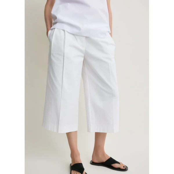 Totême Cropped trousers in White - Pants - Scandinavian Minimalist Luxury at Luxury Shoes 