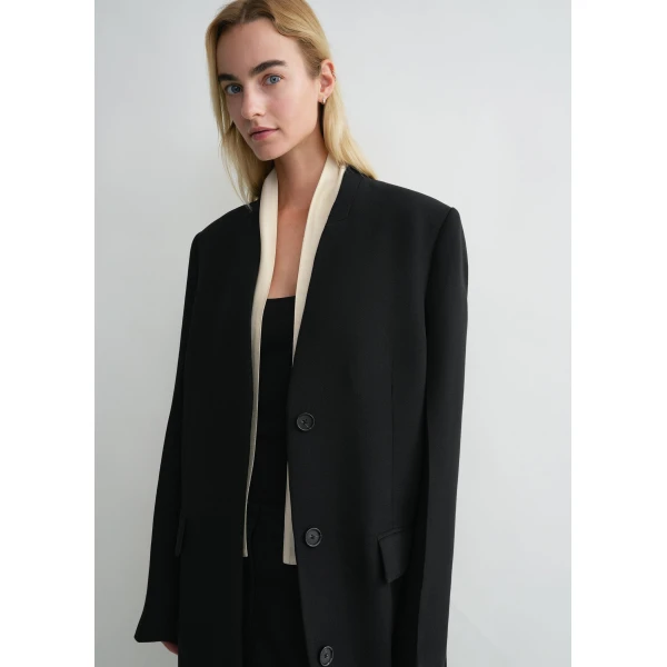 Totême Deep pleat coat in Black - Coats - Scandinavian Minimalist Luxury at Luxury Shoes 