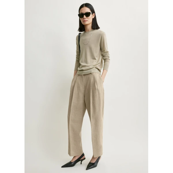Totême Double-pleat cropped linen trousers in Beige - Pants - Scandinavian Minimalist Luxury at Luxury Shoes 