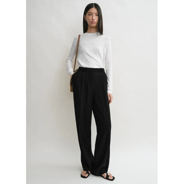 Totême Double-pleat summer trousers in Black - Pants - Scandinavian Minimalist Luxury at Luxury Shoes 
