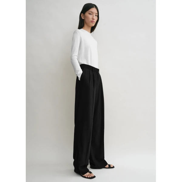 Totême Double-pleat summer trousers in Black - Pants - Scandinavian Minimalist Luxury at Luxury Shoes 