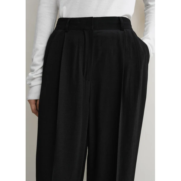 Totême Double-pleat summer trousers in Black - Pants - Scandinavian Minimalist Luxury at Luxury Shoes 
