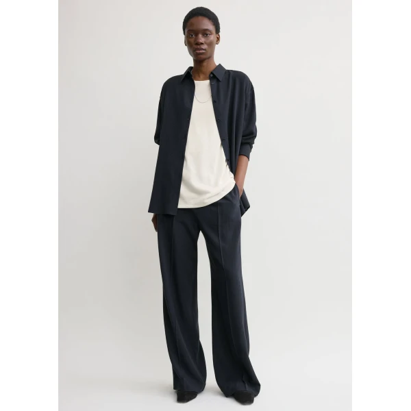 Totême Fluid winter trousers in Navy - Pants - Scandinavian Minimalist Luxury at Luxury Shoes 