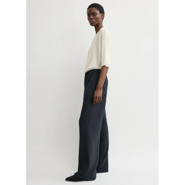 Totême Fluid winter trousers in Navy - Pants - Scandinavian Minimalist Luxury at Luxury Shoes 
