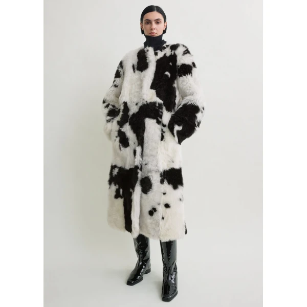 Totême Monochrome shearling coat in Black / White - Coats - Scandinavian Minimalist Luxury at Luxury Shoes 